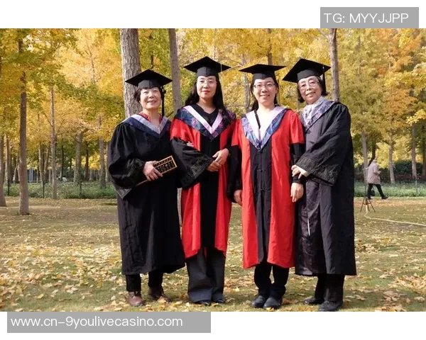 足球老师的教诲与成长之路：从球场到课堂的精彩人生旅程